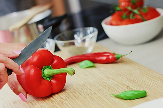 Много готовить дома опасно для здоровья, рассказала эндокринолог Павлова