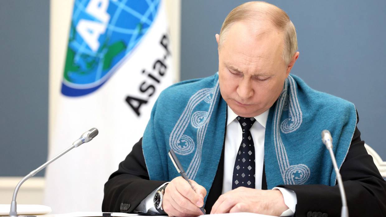 Путин посмертно наградил жительницу Екатеринбурга за спасение тонувших людей