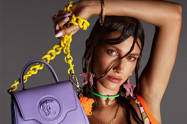 Модный дайджест: от Хейли Бибер в кампании Versace до самой стильной собаки