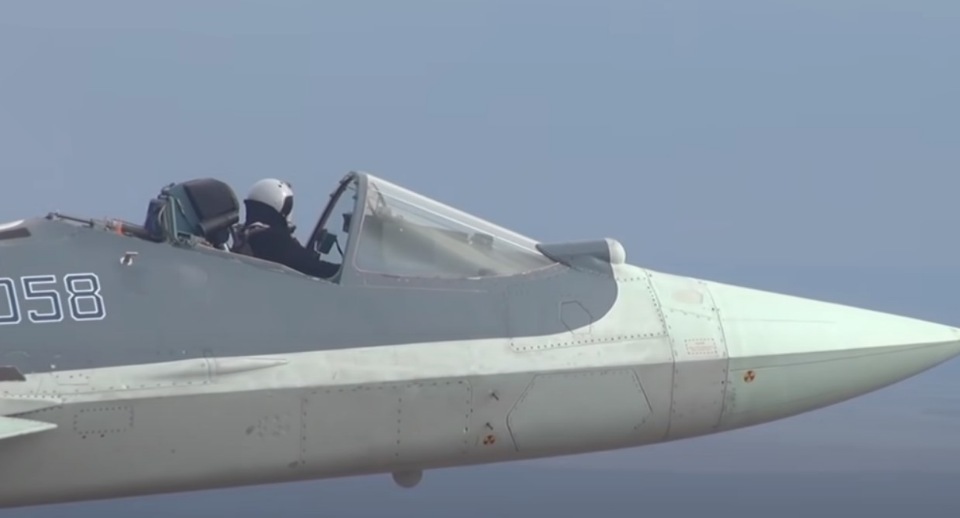 Полет на истребителе Су-57 без купола кабины поразил западного эксперта Полет на истребителе Су-57 без купола кабины поразил западного эксперта