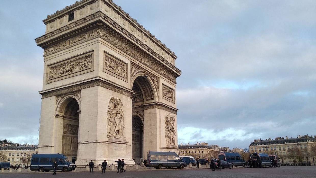 Флаг ЕС под Триумфальной аркой в Париже вынуждены были снять после недовольства ряда политиков