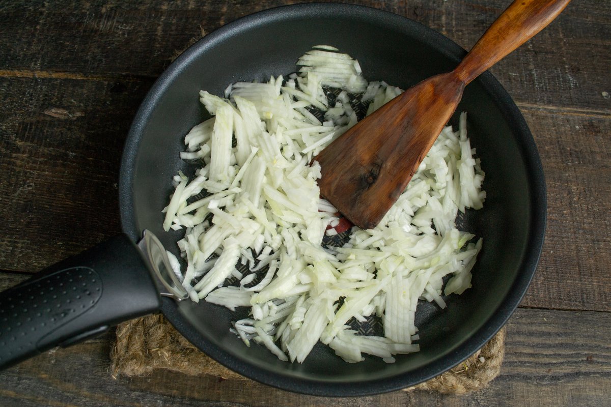 Пышный дрожжевой пирог с печенкой и луком тесто, пирог, начинку, печенкой, сковороду, добавляем, кладём, сухие, обминаем, печень, солим, пирога, кубиками, раскатываем, миску, дрожжевого, теста, форму, выкладываем, перемешиваем