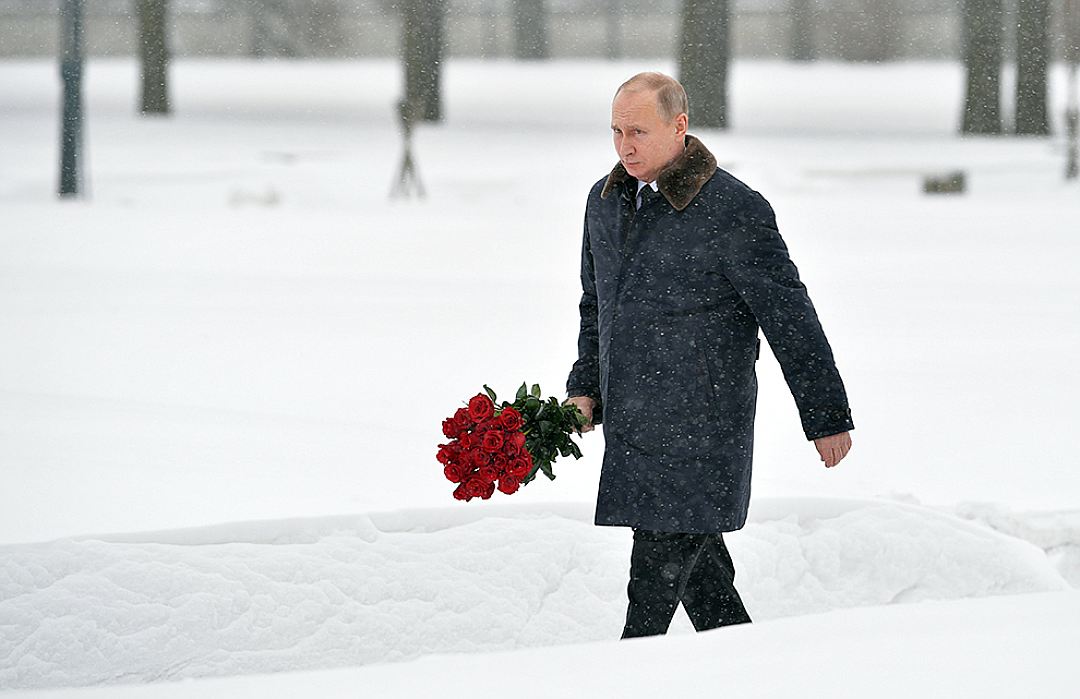 Владимир Путин возложил цветы к монументу «Мать-Родина» на Пискаревском кладбище. Фото: Алексей Дружинин/ТАСС 