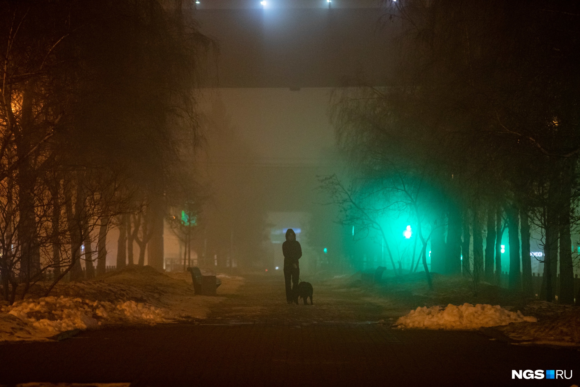 Я выйду за город крапив. Город ночью. Туман ночь город. Туманный Новосибирск. Город в тумане фото.