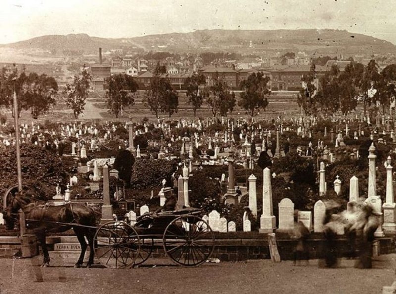  Кладбище Odd Fellows Cemetery , фото конца XIX века девочка, история, мумии, скелеты, тайна, удивительно, чтиво