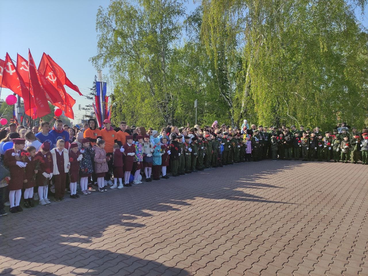 Победа барнаул. Возложение цветов к памятнику Барнаул. 9 Мая Барнаул. Мемориал славы Барнаул школьники. Цвета Победы 9 мая.