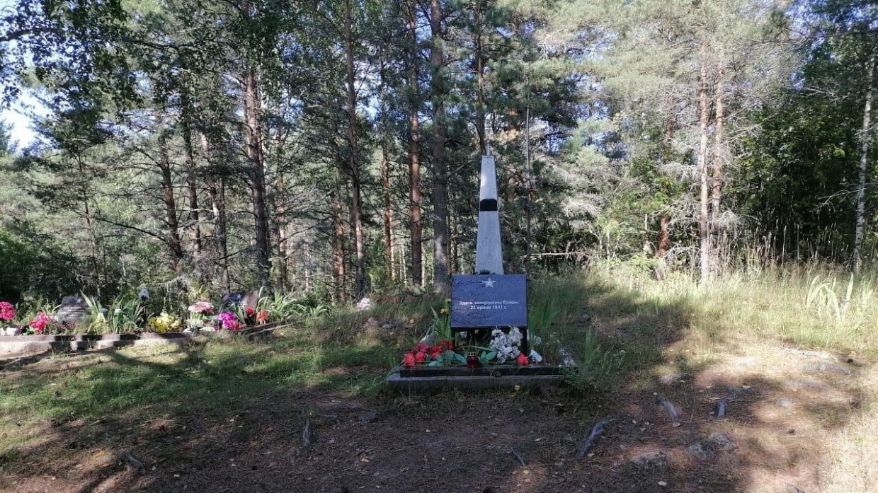 Прокуратура взяла на контроль расследование дела об осквернении мемориала под Выборгом