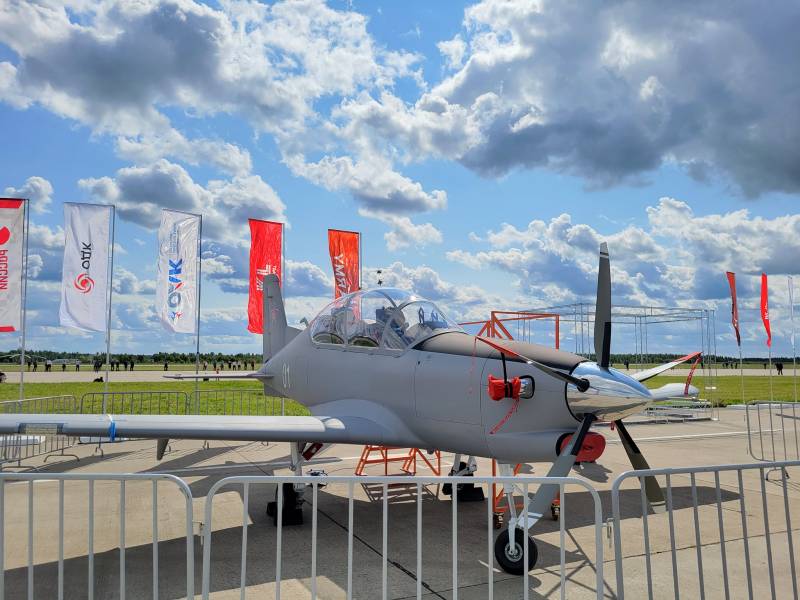 Як-152 vs УТС-800: Россия выбирает «летающую парту» Як-152 vs УТС-800: Россия выбирает «летающую парту» ввс