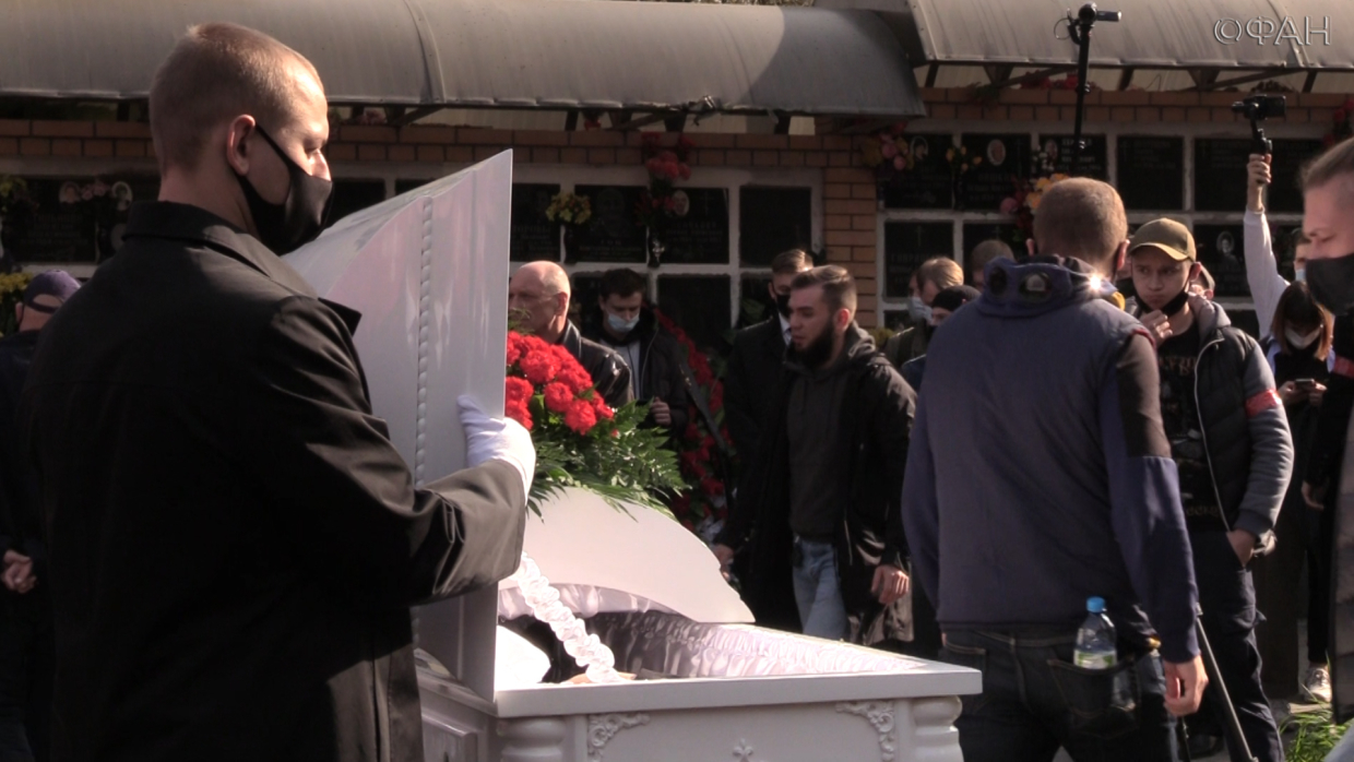 Сотни человек пришли на похороны Максима «Тесака» Марцинкевича. ФАН-ТВ