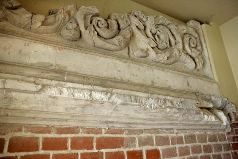 Белокаменный декор крыльца. Фото С. И М. Поповых 2012 года.