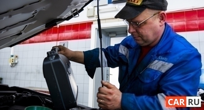 Как определить сколько масла нужно заливать в двигатель Как определить сколько масла нужно заливать в двигатель Ремонт