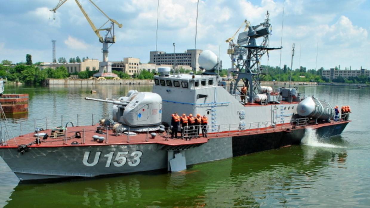 Двигавшийся в сторону Керченского пролива корабль ВМС Украины лег на обратный курс
