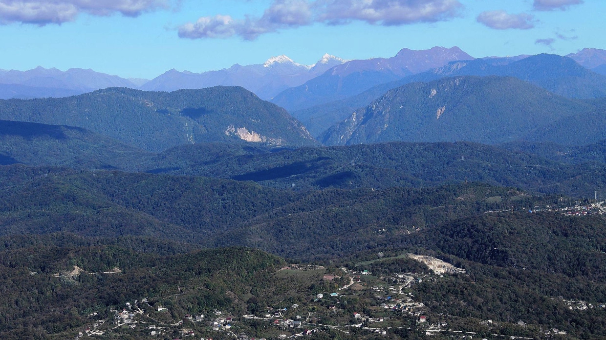 Туристы стали свидетелями редкого песчаного смерча на Розе Хутор в Сочи