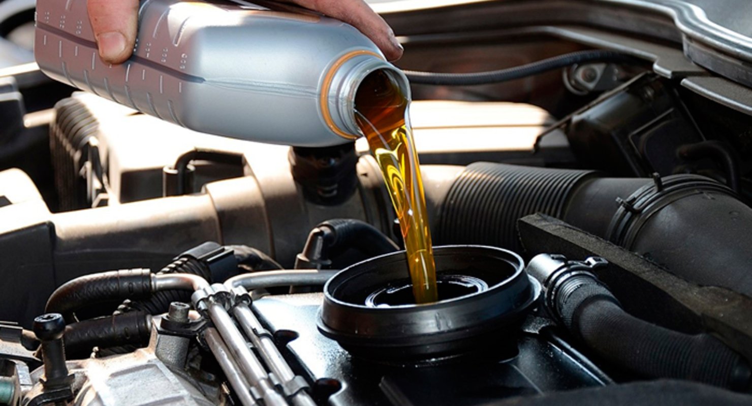 Можно ли залить в мотор автомобиля масло гуще, если начался большой расход