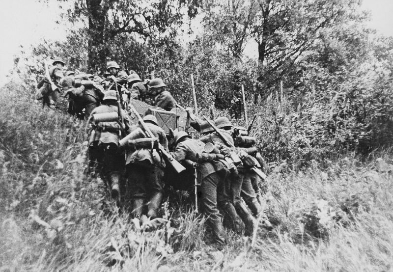 Немецкие солдаты затаскивают на холм 37-мм противотанковую пушку PaK 35/36  перед пересечением советской границы у реки Буг. 22 июня 1941 года.