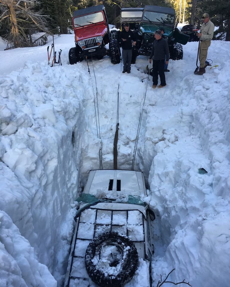 Спасение Джипа из снежного плена cherokee. спасение, jeep, авто, внедорожник, помощь, снегопад, сугроб