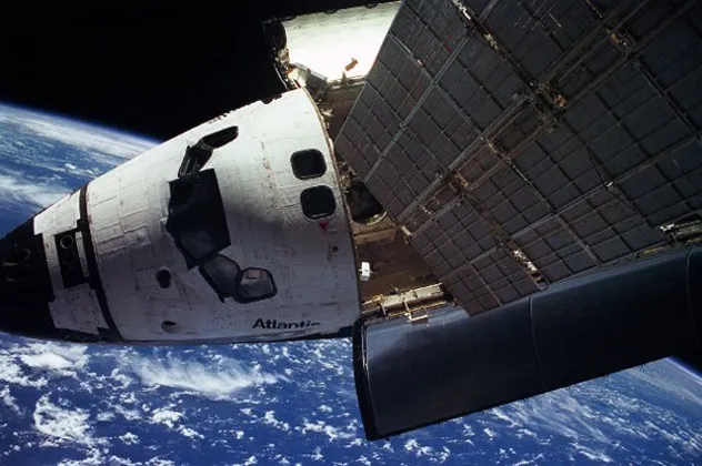 Инцидент с «треугольниками» произошёл во время миссии STS 115 шаттла «Атлантис» в 2006 году. Команда шаттла передала по радио сообщение, что за ними «следят или преследуют странные огни треугольной формы». В официальных документах этого, впрочем, нет. NASA заявляет, что если подобный инцидент и был, то объекты вновь относятся лишь к космическому мусору.