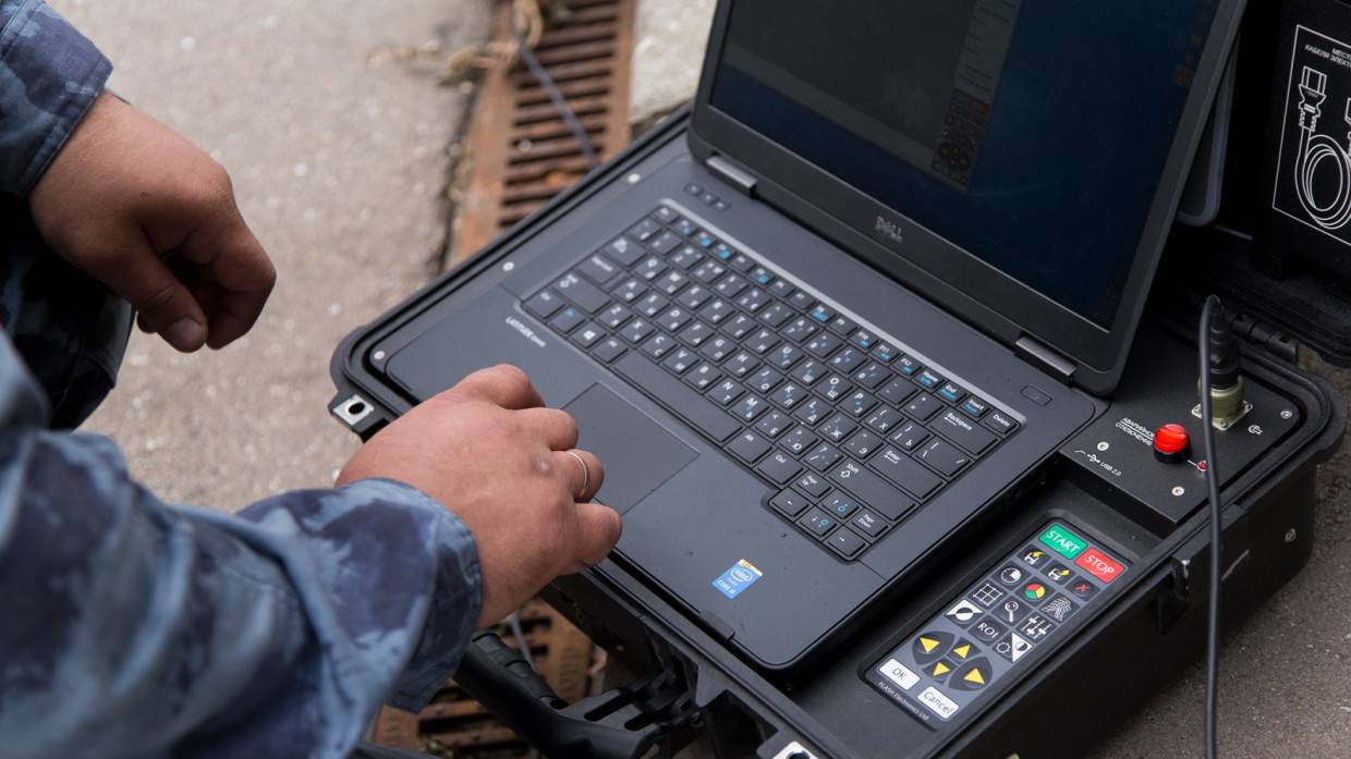 Саперы обследуют начиненный взрывчаткой «Матиз» у стадиона в Петербурге