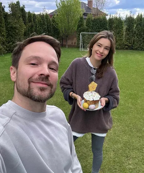 Алексей Чадов с женой/Фото: alexeychadovofficial/Instagram*