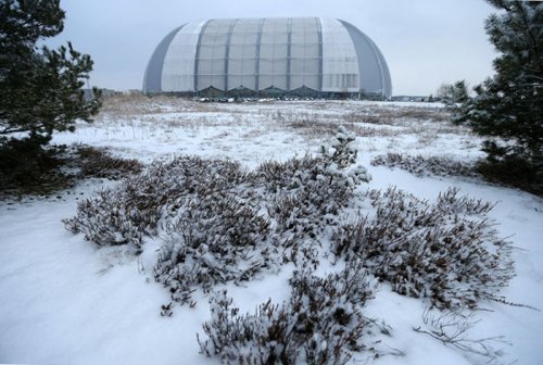 Потрясающий тропический курорт, расположенный внутри ангара (13 фото)