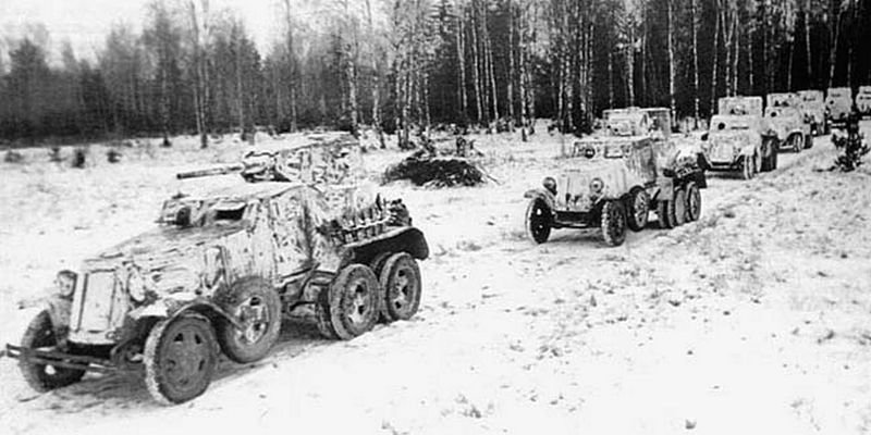 Бронеавтомобили БА-10 (на переднем плане) и БА-6 (на заднем плане) во время наступления под Москвой. Машины окрашены белой краской по защитно-зелёному фону. Западный фронт, 18-я танковая бригада, ноябрь 1941 года. военная техника, вторая мировая война, история
