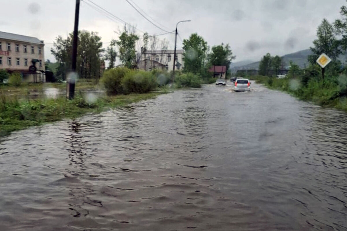 В Дальнереченске Приморского края прорвало дамбу, работают спасатели