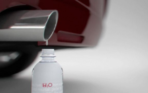 Honda разлила в бутылки отработанную автомобилем воду
