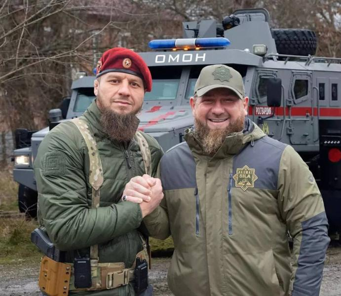 Командир чеченского ОМОНа Анзор Бисаев и Рамзан Кадыров 