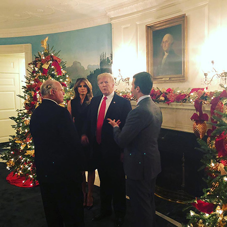 Дональд и Мелания Трамп устроили рождественскую вечеринку в Белом доме новости