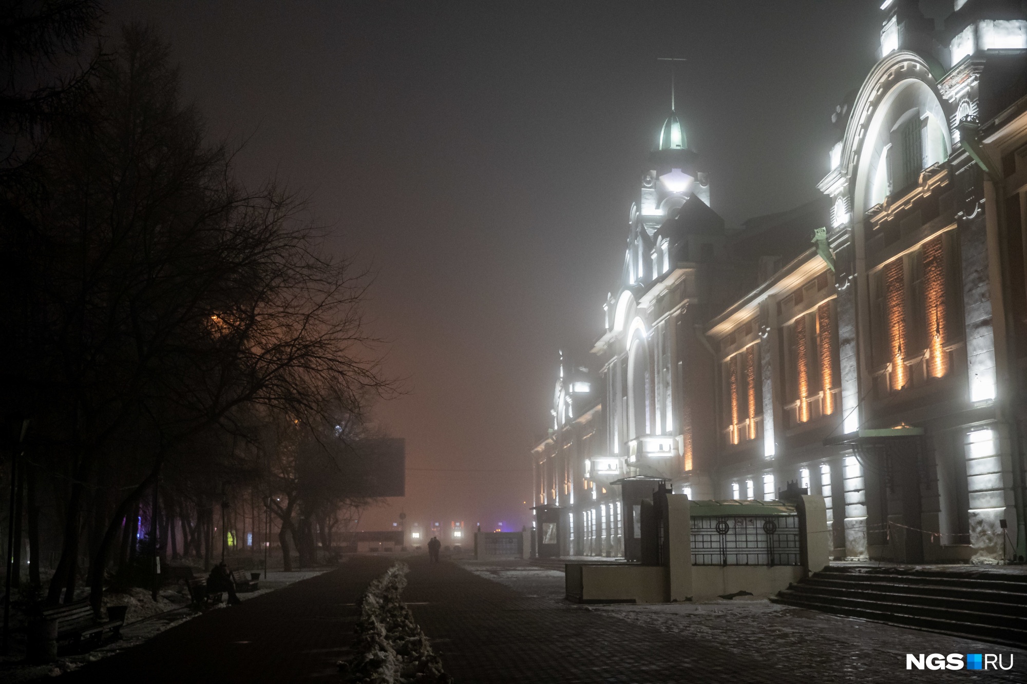 Атмосферное омске. Новосибирск ночью. Туман в Новосибирске. Ночь туман Новосибирск. Центр города Новосибирск ночью.