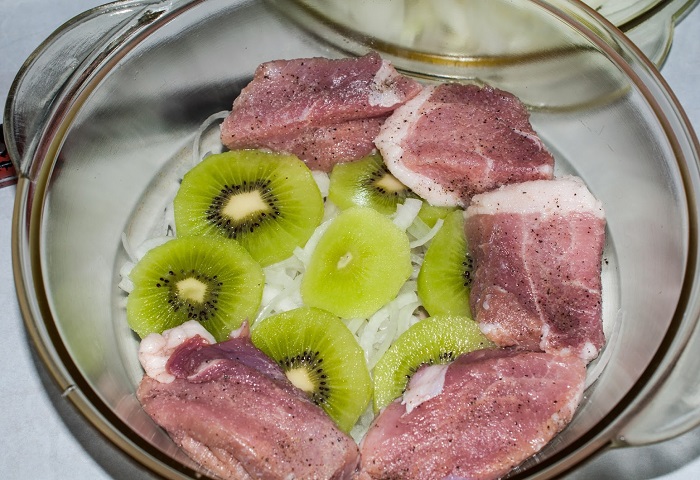 В киви есть необходимая для размягчения мяса кислота. / Фото: receptysousov.ru