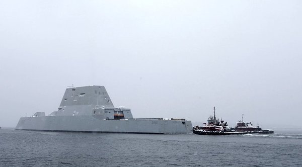 Буксировка сломанного эсминеца Zumwalt