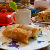 Фаршированные блины жареной капустой с сосисками.