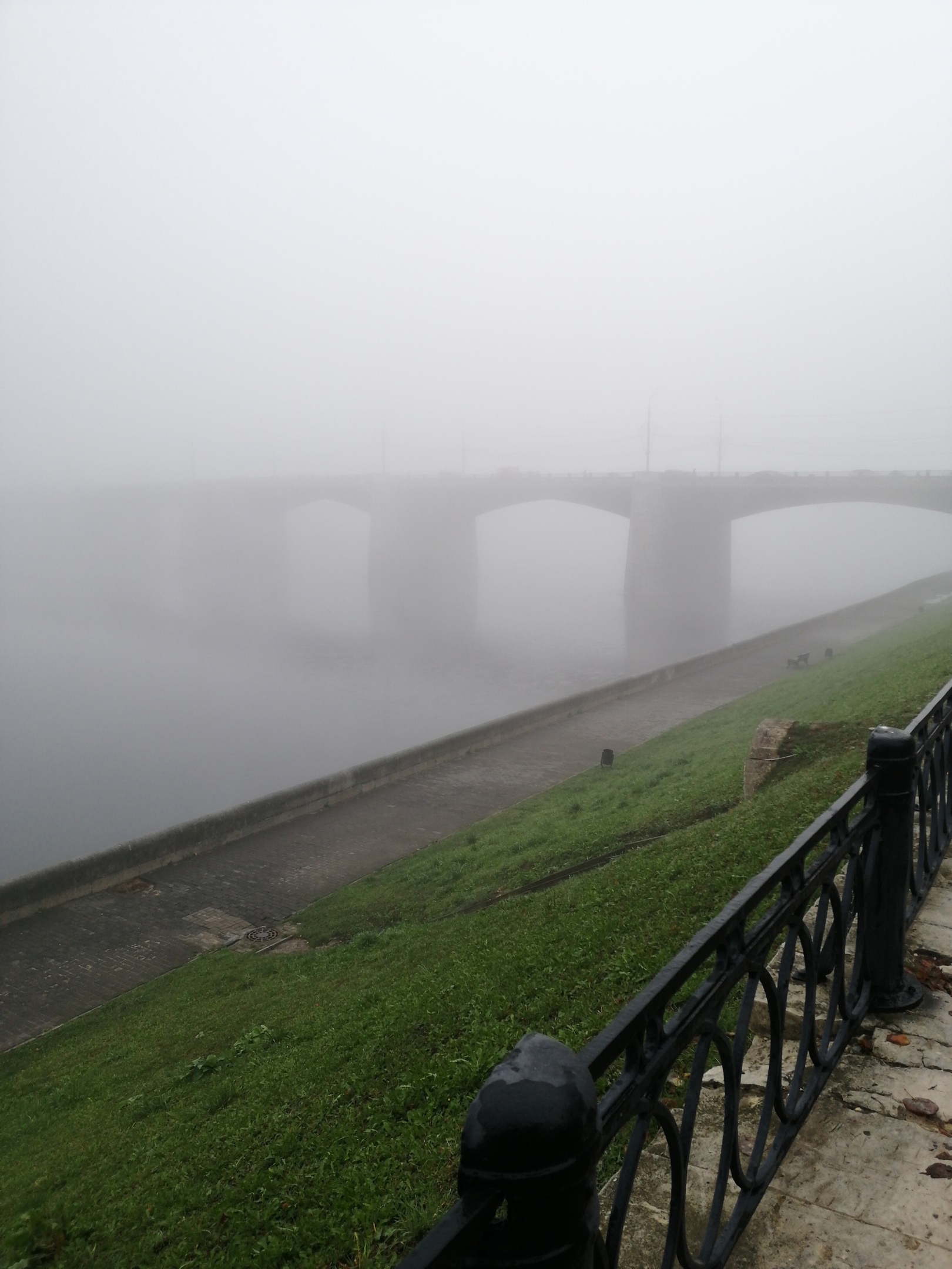 Жители Твери делятся атмосферными фотографиями утреннего тумана