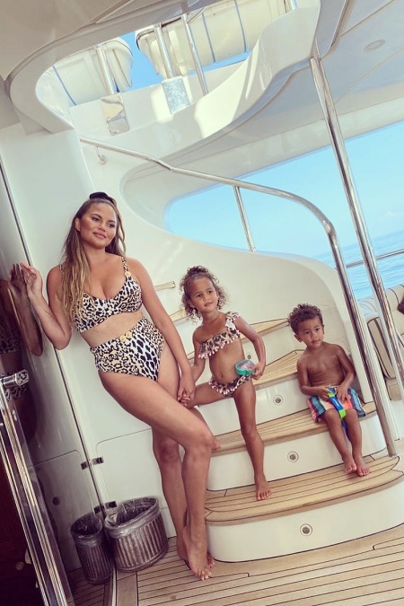 Крисси Тейген рассказала о третьей беременности: отрицательный тест, много паники и никакого ЭКО Дети,Беременные звезды