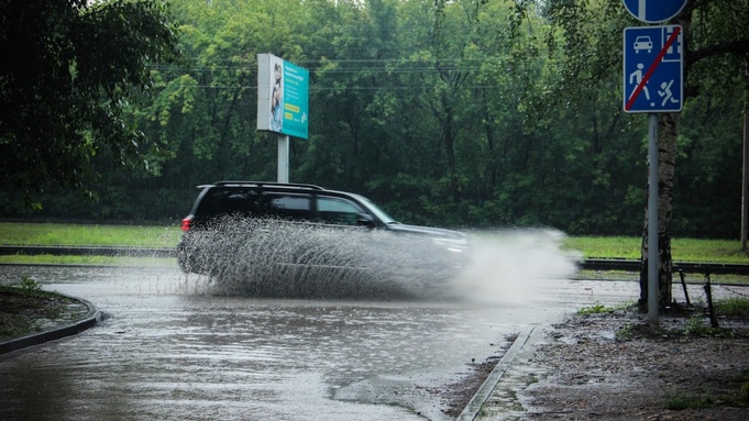 Сильный дождь в Барнауле / Фото: amic.ru