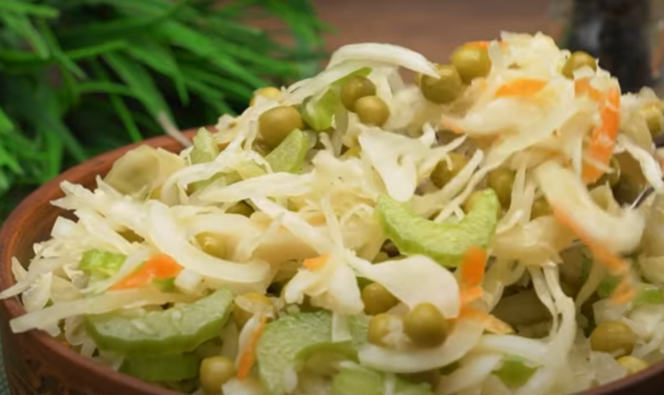 Вкусный и быстрый салат из квашеной капусты