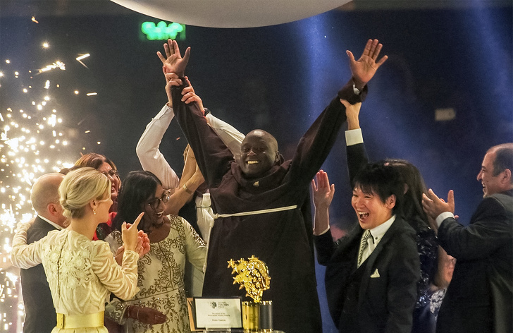 Учитель из бедной африканской деревни получил https://mtdata.ru/u17/photo903C/20189258827-0/original.jpg млн и звание лучшего преподавателя в мире супер