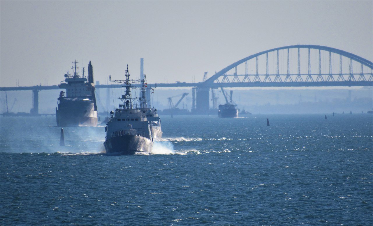 Керченский пролив военные. Керченский пролив. Военные корабли в Керченском проливе. Азовское море Керченский пролив. Крымский мост корабли.