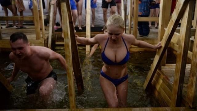 Девушки, которые не побоялись нырнуть в ледяную прорубь Девушки, которые не побоялись нырнуть в ледяную прорубь картинки,позитив