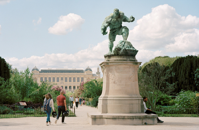 В Париже появились памятники Халку и Шреку