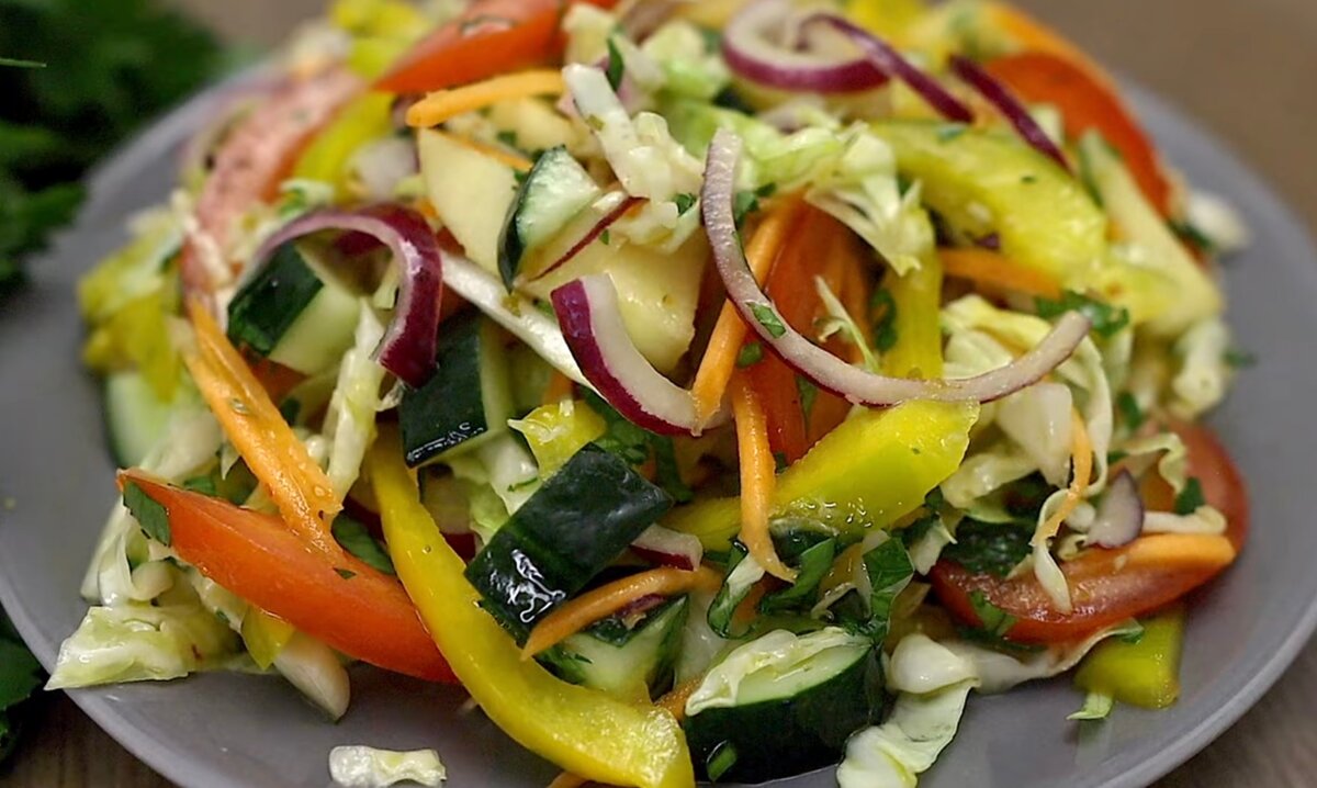 «Соседка по даче научила готовить очень ароматный летний салат»: потрясающее сочетание продуктов