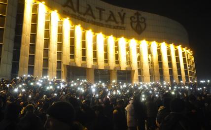 На фото: участники акции против повышения цен на сжиженный газ в Алма-Ате