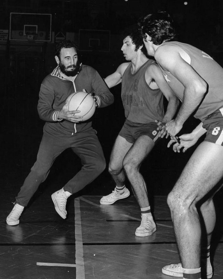Фидель Кастро играет в баскетбол со студентами в Кракове во время официального визита в Польшу, 1972 в мире, знаменитости, кадры, люди, молодость, слава, фото