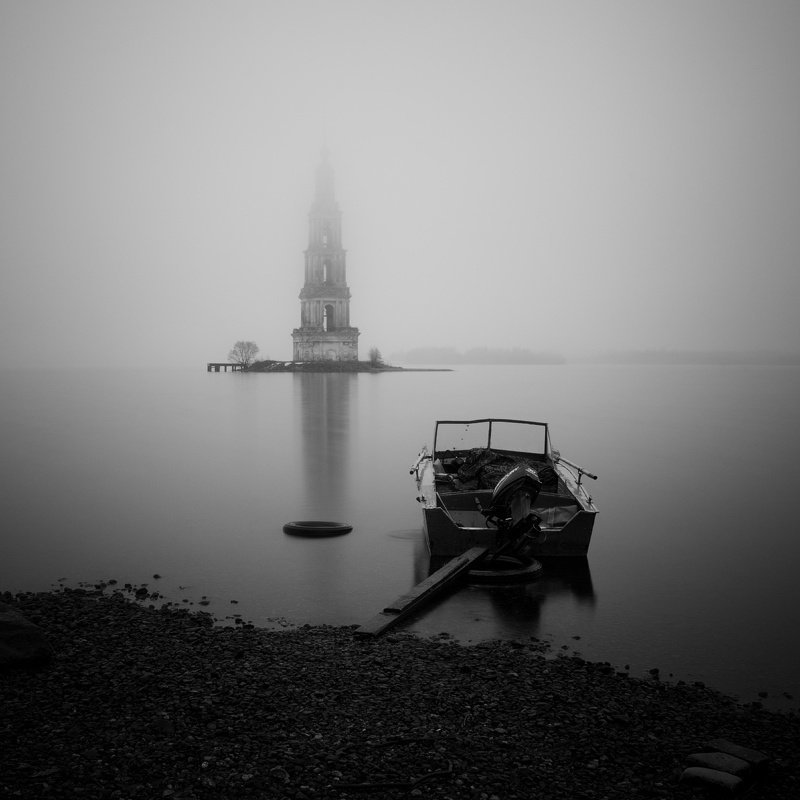 Черно белое 2023. Черно белое фото. Лодка в тумане. Чёрно-белые фото. Маяк черно белый.