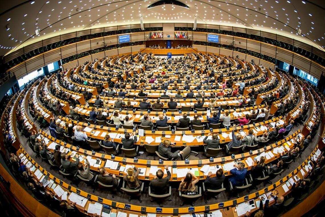 Европарламент как самая маразматичная структура ЕС. Чем отличился в последнее время и не прикроют ли его