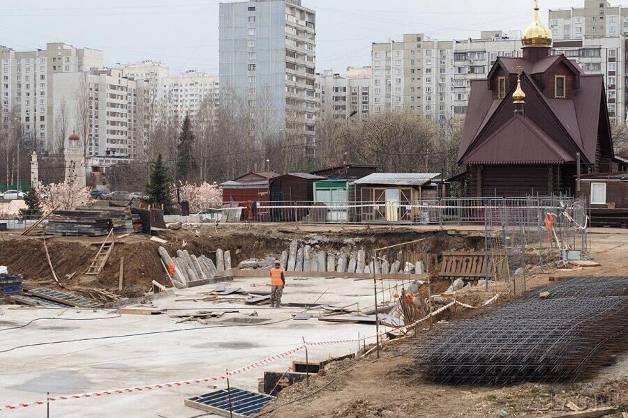 В начале 2023 года в 16 микрорайоне началась разработка котлована под строительство храма Архистратига Михаила (фото новостного сайта «Мой Зеленоград 24»)