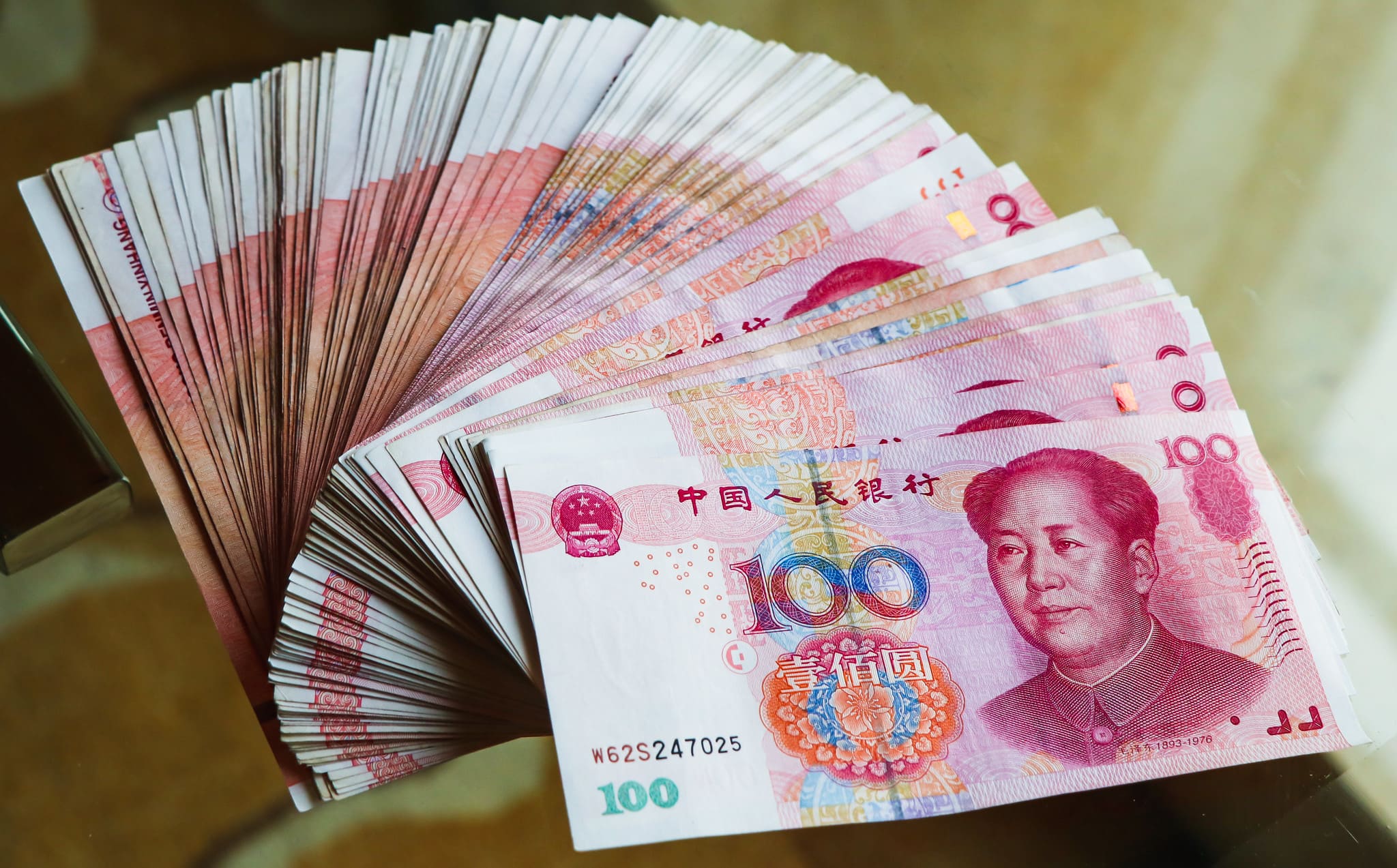 Китайские деньги. Китайский юань. Китайская валюта. Китаец с деньгами. Китайский юань к рублю.