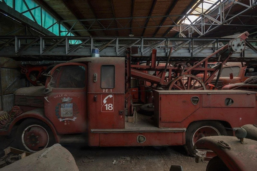 Заброшенный ангар, полностью забитый редкими пожарными грузовиками Заброшенный ангар, полностью забитый редкими пожарными грузовиками