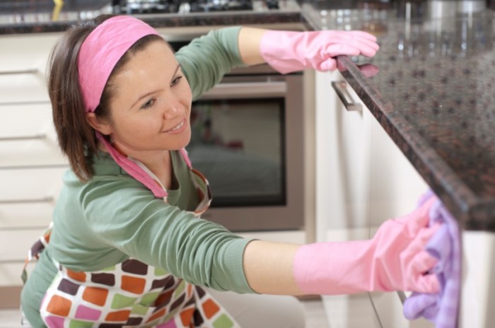 Периодически проводите влажную уборку с хлором или марганцовкой для профилактики / Фото: blog.postel-deluxe.ru